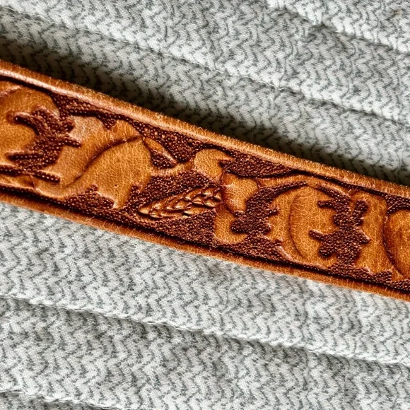 Hand tooled leather belt - Picture 2 of 6